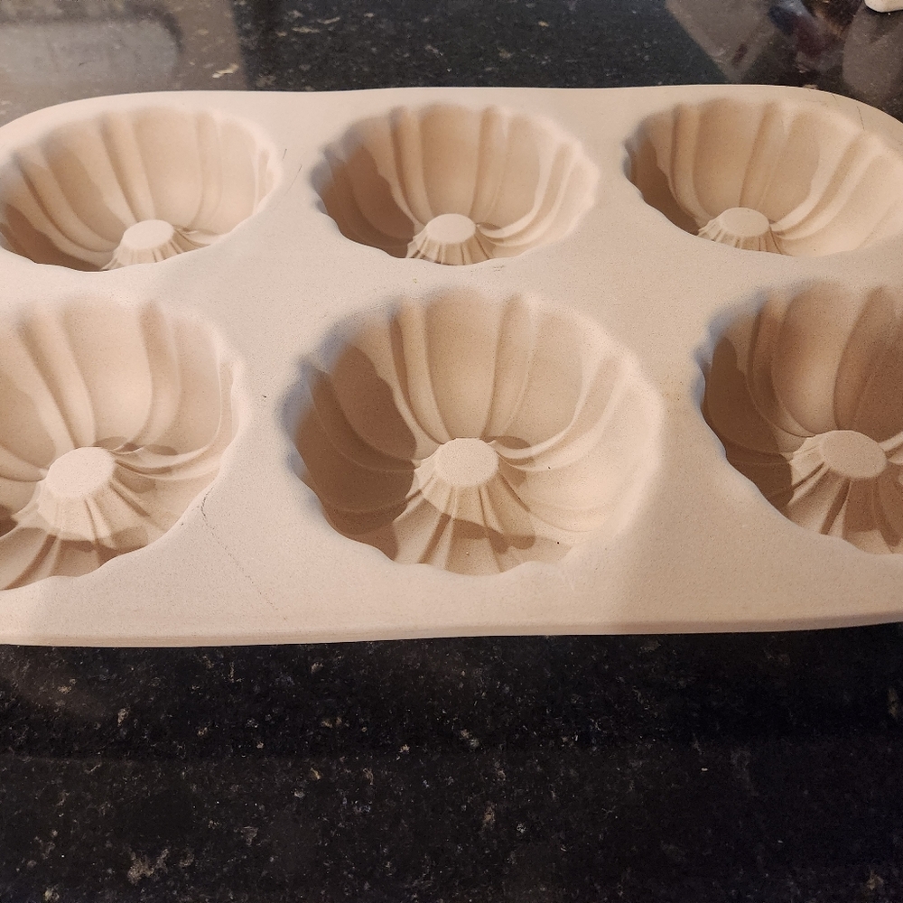 The Pampered Chef Stoneware Mini Bundt Pan